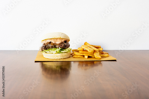 hamburger, di, manzo, da, 200g, insalata, provola, formaggio, affumicata, cipolle grigliate, cipolle, pancetta, arrotolata, pepe, e, salsa, fume, artigianale, carta paglia, paglia, patatine, patate, f photo