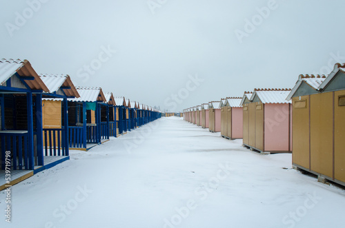 I capanni di uno stabilimento balneare del Lido di Venezia coperti dalla neve in una fredda giornata invernale 