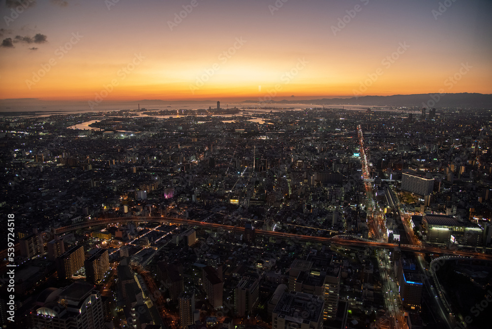 夕暮れ時の都会の夜景