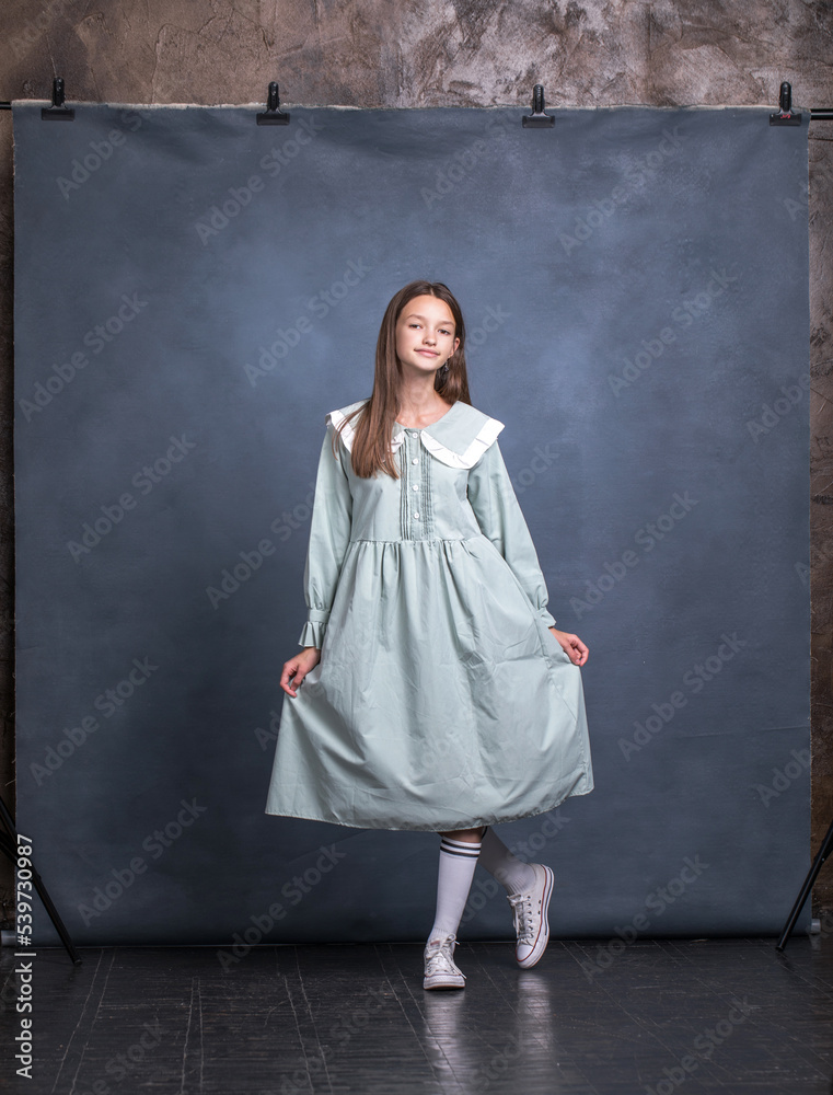 Obraz premium Studio portrait of a young teen girl