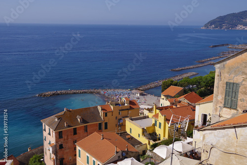 Cervo, Liguria, Italia. Paesaggio marino di giorno, dall'alto, sulla costa, con vista case e mare sull'orizzonte.
