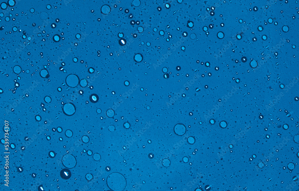 Fondo abstracto de color azul con líquido y burbujas. Recurso para cartelería y diseño
