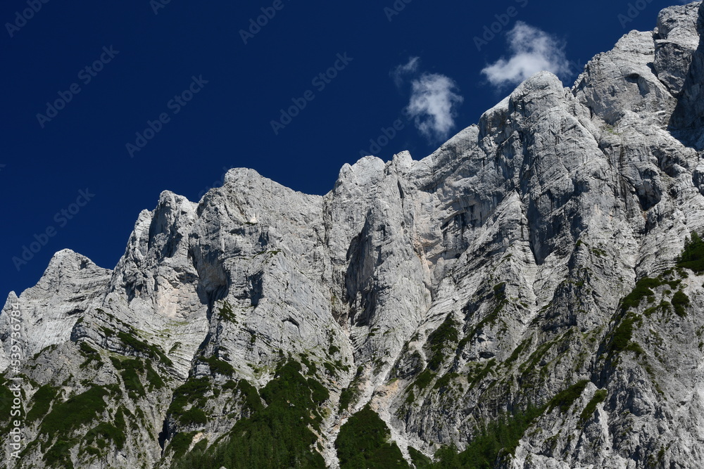 Skalna ściana z widocznymi szczytami z lewej strony Haindlkartum i Festkogelturm. Park Narodowy Gesäuse w Steiermark (Austria)