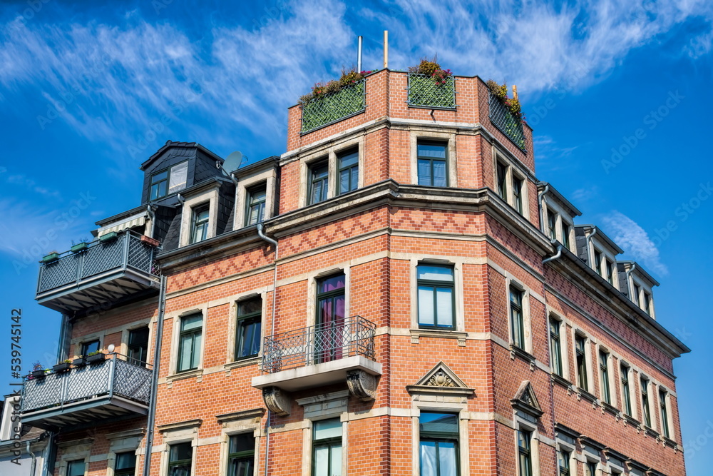 freital, deutschland - saniertes altes haus mit dachgarten