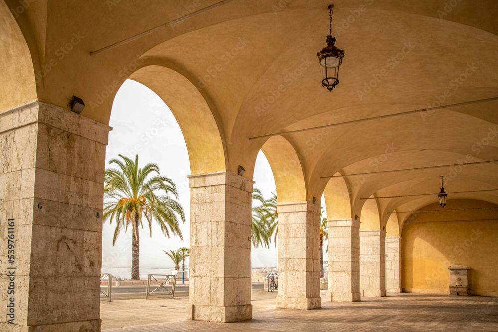 Passage  avec des arcades et une fontaine en bord de mer  sur la promenade des anglais à Nice sur la Côte d'Azur
