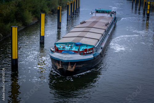 Peniche sur le canal transportant une cargaison de marchandise