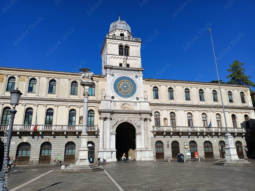 Una vista di Piazza dei Signori e del suo orologio con i segni dello zodiaco a Padova Veneto Italia