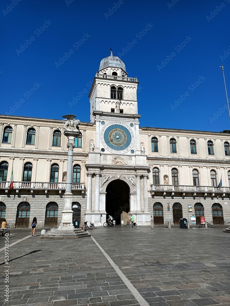Una vista di Piazza dei Signori e del suo orologio con i segni dello zodiaco a Padova Veneto Italia