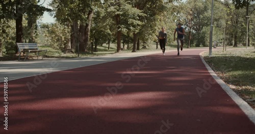 Wallpaper Mural couple starting to run in the park Torontodigital.ca