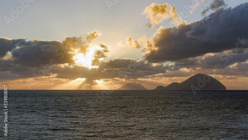 Sonnenuntergang über den Inseln Alicudi und Filicudi, Sizilien photo