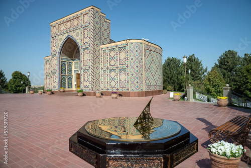 фотографія Sundial on the background of the Ulugbek Observatory Museum building