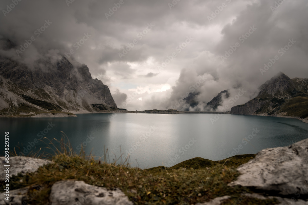 Stausee und Wolken