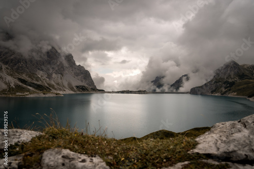 Obraz na płótnie Stausee und Wolken w salonie