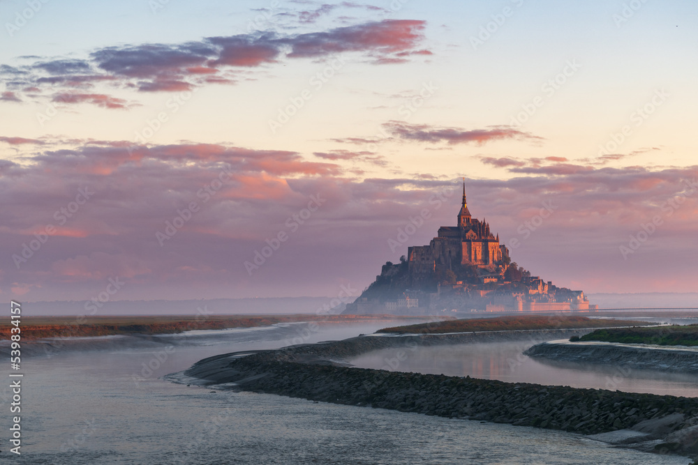 Die Klosterinsel Mont Saint Michel in der Normandie im Morgenrot Die Klosterinsel Mont Saint Michel in der Normandie im Morgenrot