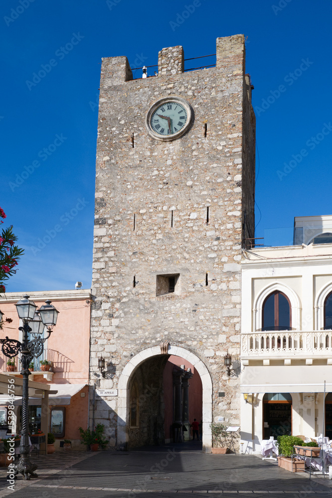 Glockenturm am Platz des IX April in Taormina.