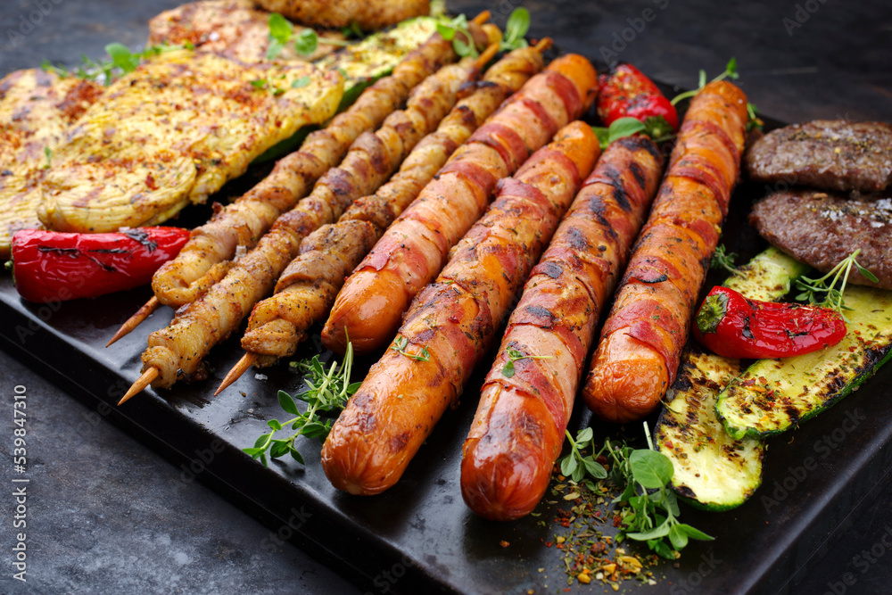 Traditional Grillplatte mit Bratwurst, Hamburger und Steaks zubereitet ...