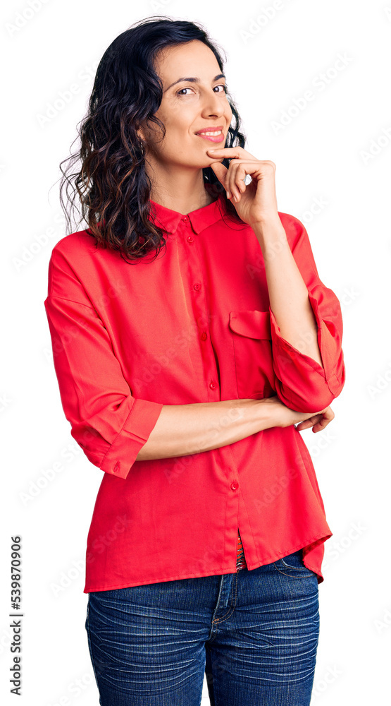 Fototapeta premium Young beautiful hispanic woman wearing casual clothes looking confident at the camera with smile with crossed arms and hand raised on chin. thinking positive.