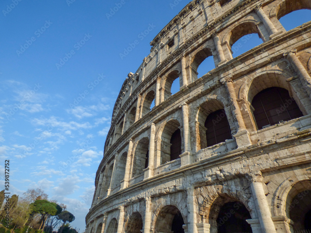 Obraz premium ancient roman colosseum in rome, italy