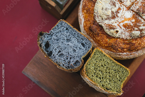 Artisanal bread is a bread that only has three ingredients, it is a differentiated characteristic of industrialized bread, whose list of ingredients can have an addition of hydrogenated ingredients an