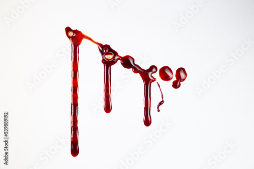 Cuchillo manchado de sangre, manchas de sangre, gotas de sangre, asesino en serie Accidente doméstico, terror Halloween 