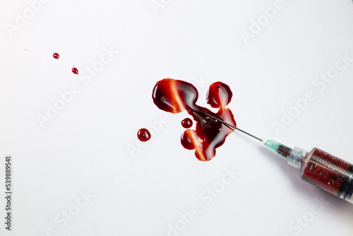 Jeringa con sangre, gotas de sangre, muestras de sangre, VIH, enfermedades transmitidas por la sangre 