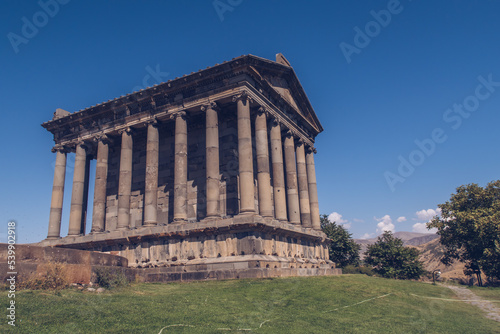 Foto Temple of Garni in Armenia picturesque photo with the blue sky in the background and no people around