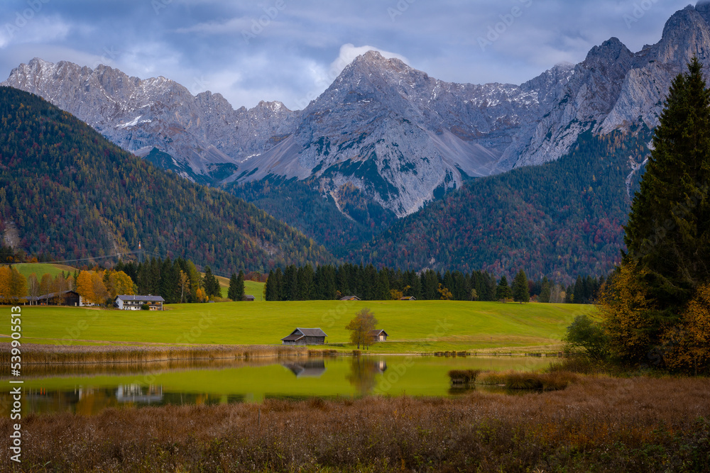 See und Berge in den Alpen im Herbst
