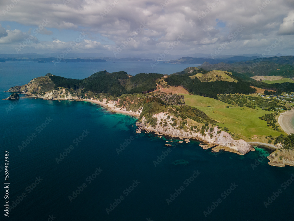 Obraz premium Crystal clear blue waters of Crayfish bay, New Zealand