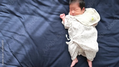 産後1か月0歳の新生児が寝ている様子を俯瞰で全身を撮影した動画 photo