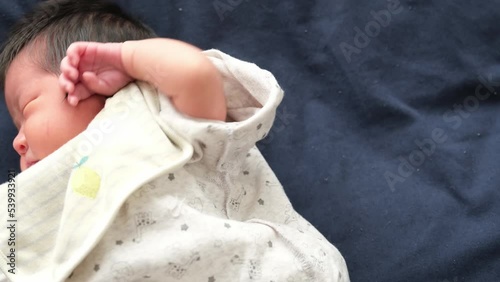 産後1か月0歳の新生児が寝ている様子を横にスライドするカメラワークで撮影した動画 photo