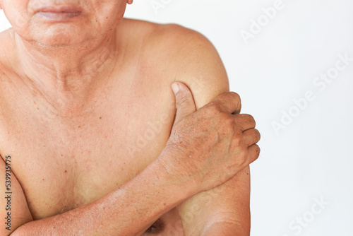 Elderly men have arm pain from overwork or diseases that occur in older people.