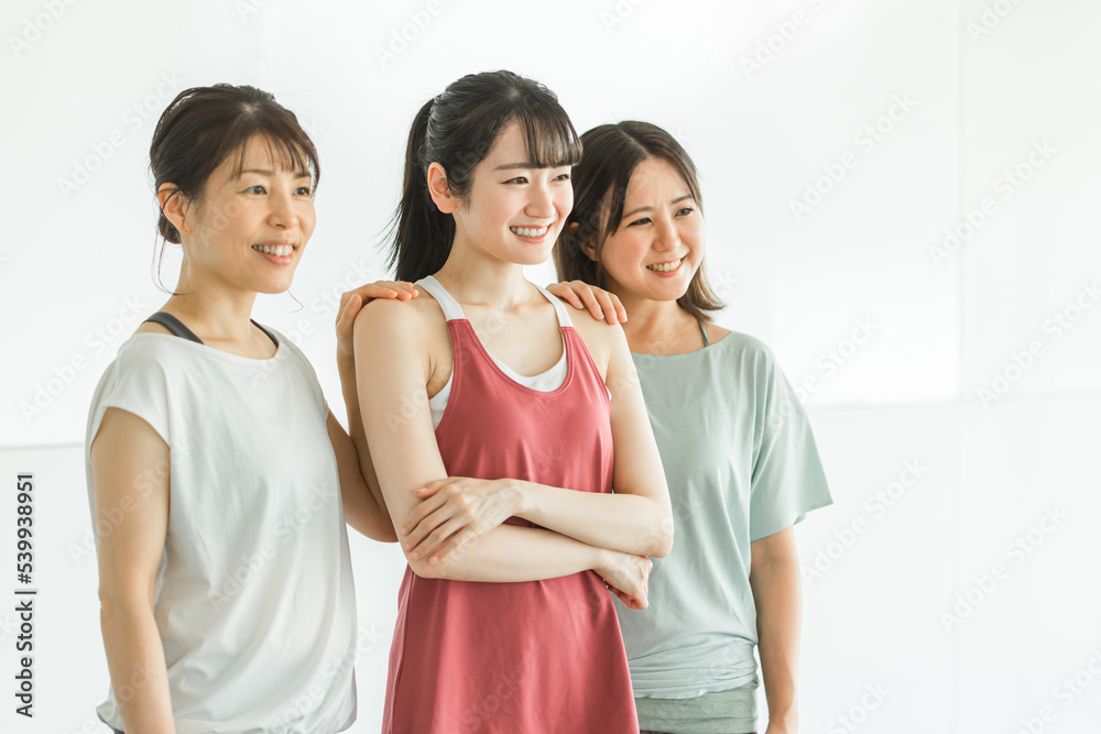 スポーツジムでポーズを決めるスポーツウェアのアジア人の女性達
スポーツジムでポーズを決めるスポーツウェアのアジア人の女性達