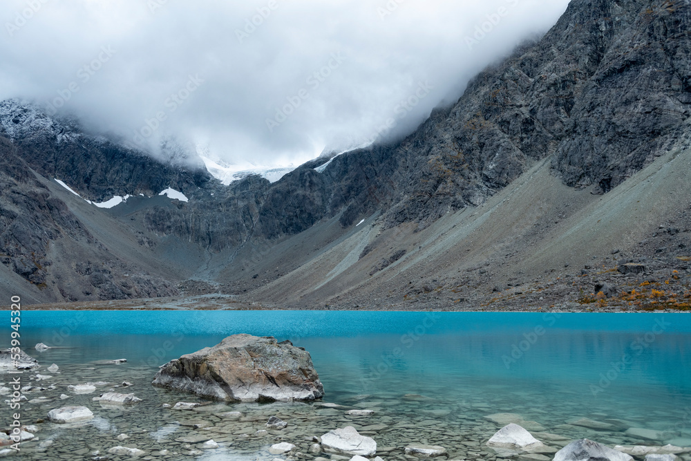 Obraz premium Blaisvatnet, Blue lake is a polular hiking destination, with mountains of the Lyngen Alps, Lyngenfjord, Troms og Finnmark, Norway