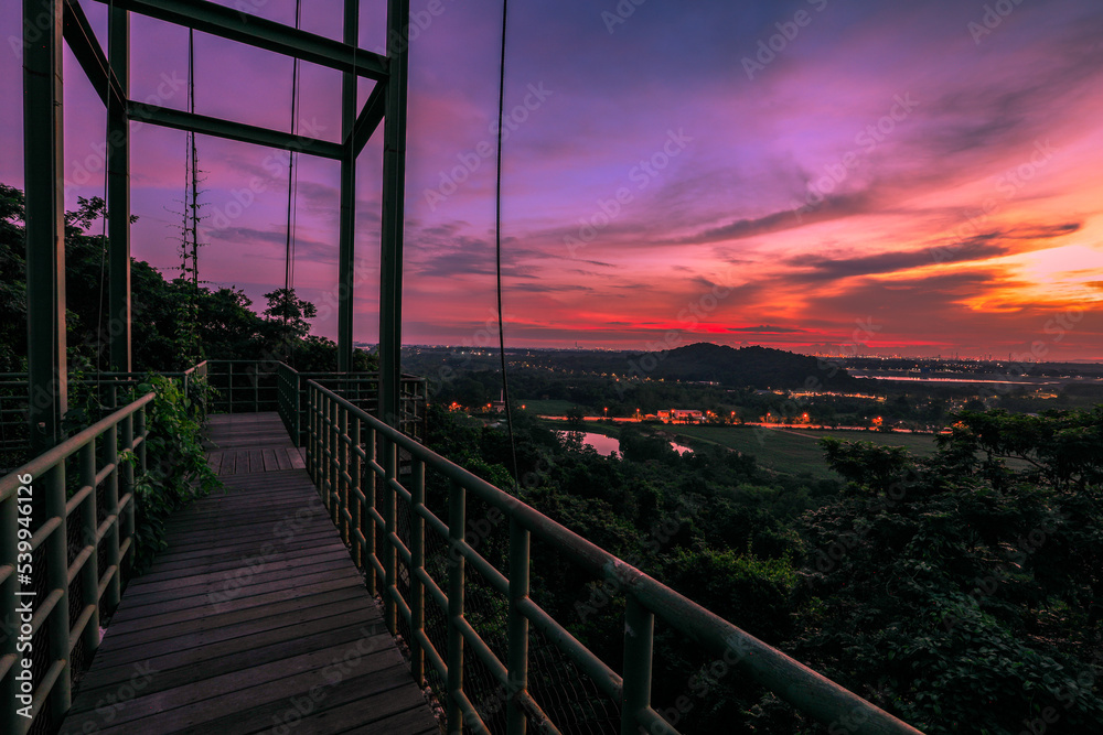 Obraz premium The background of the morning light, the wallpaper of the Twilight sky, the lake or the sea, is a natural beauty, seen between travel.