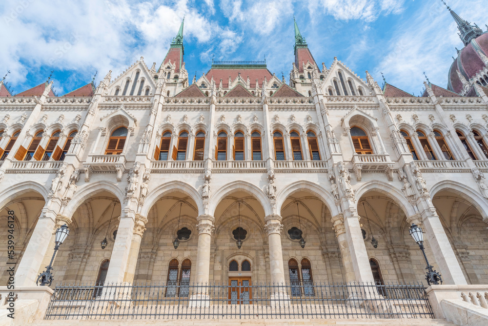 Budapeszt, budynek parlamentu nad rzeką Dunaj widziany za dnia.  - obrazy, fototapety, plakaty 