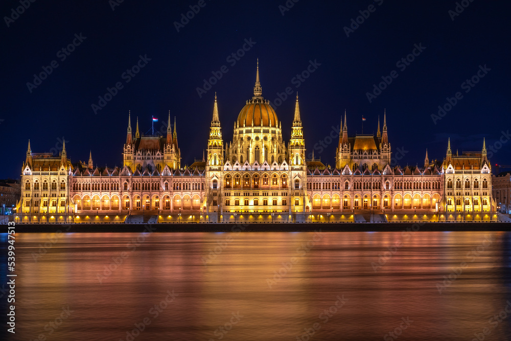 Budapeszt budynek parlamentu Országház oświetlony nocą nad rzeką Dunaj. - obrazy, fototapety, plakaty 