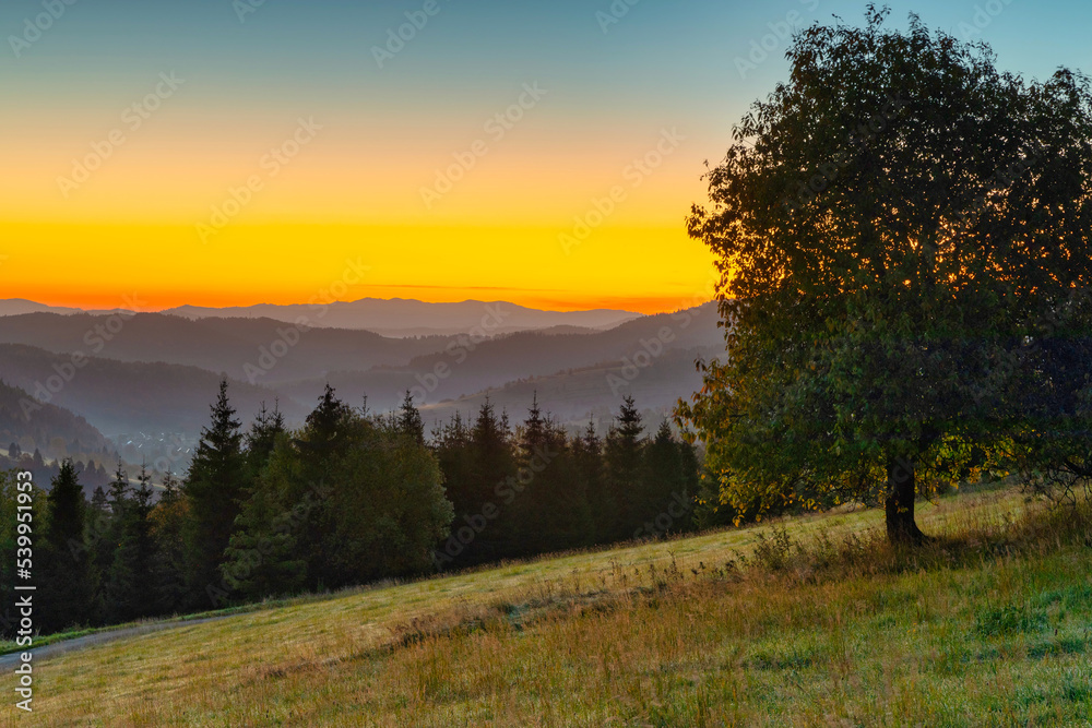 Obraz premium Beautiful autumnal sunrise under Tatra Mountains in Slovakia