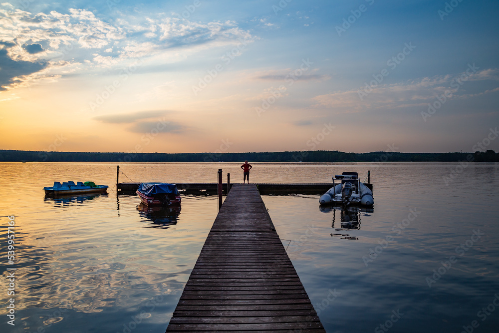 Fototapeta premium Postać na molo nad Zalewem Sulejowskim. 