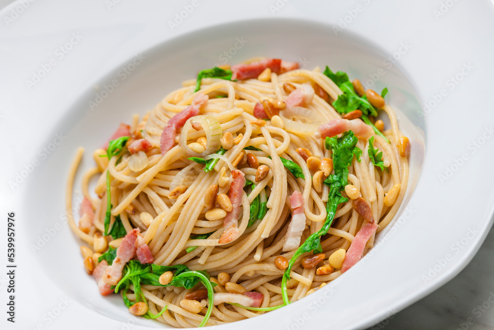 spaghetti with spinach, bacon and kernels