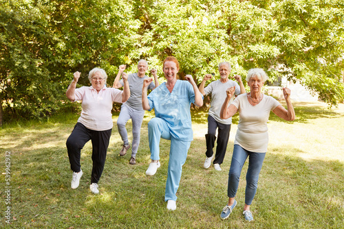 Trainerin und Senioren in einem Aerobic Kurs