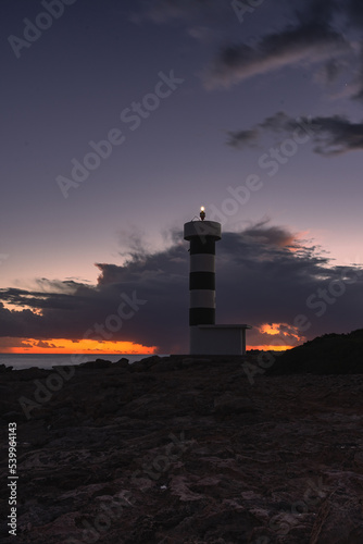 Sonnenuntergang und blaue Stunde über dem Leuchtturm Sa Punta Plana Mallorca Balearen