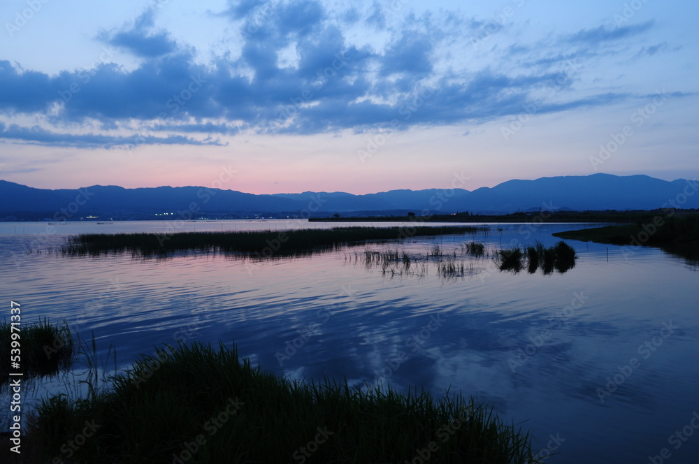 夕暮れの琵琶湖（滋賀県）