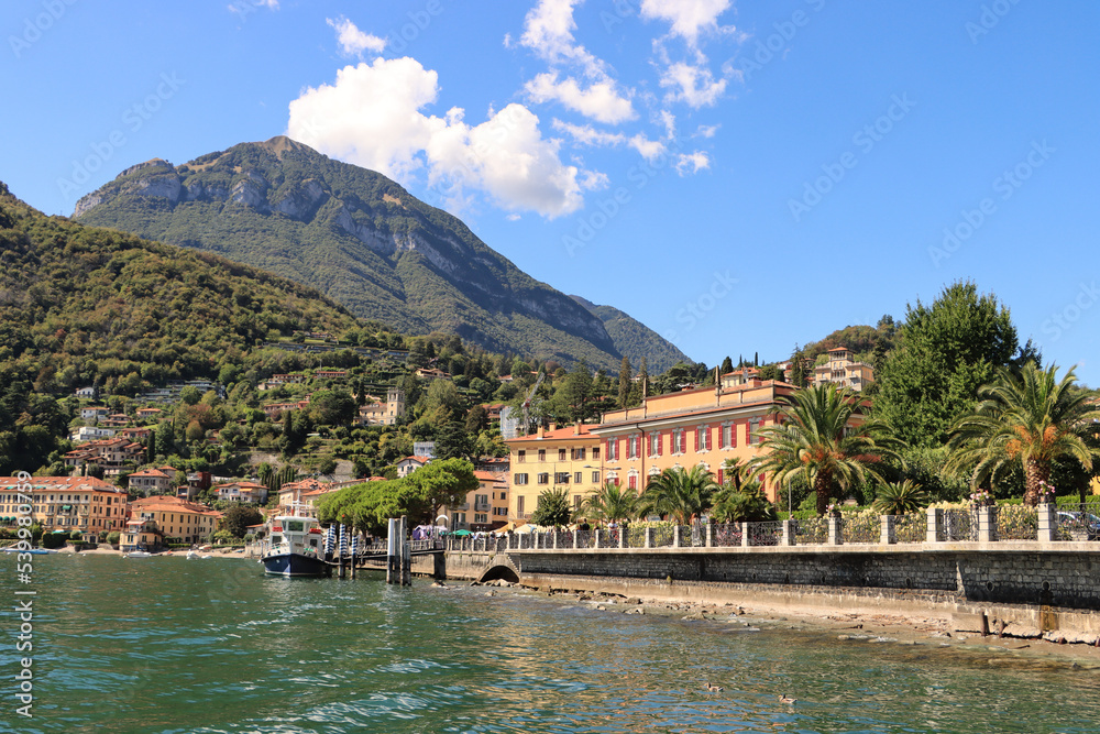 Wunderschöner Comer See; Uferpromenade in Menaggio mit Monte di Tremezzo