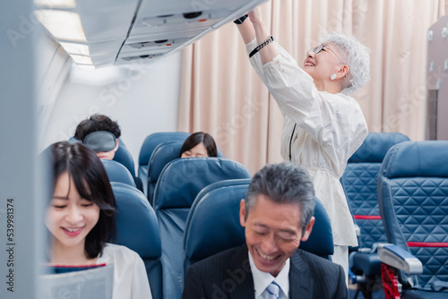 飛行機で移動する乗客 © maroke