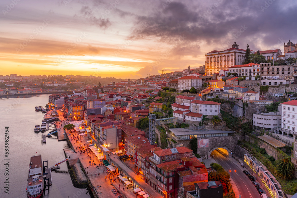 © robertharding - View of Douro River and The Ribeira district from Dom Luis I bridge at sunset, UNESCO World Heritage Site, Porto, Norte