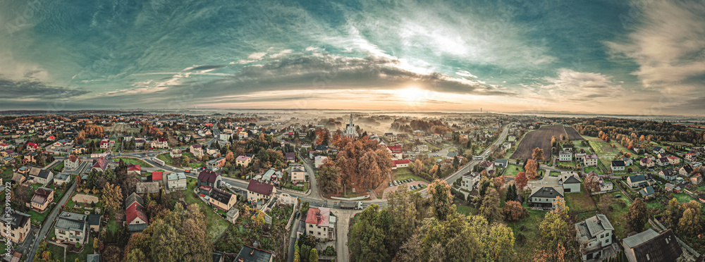 Gorzyce, nowoczesna wieś na Śląsku w Polsce panorama jesienią z lotu ptaka