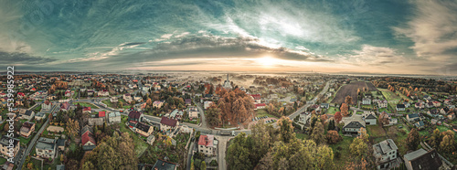 Gorzyce, nowoczesna wieś na Śląsku w Polsce panorama jesienią z lotu ptaka