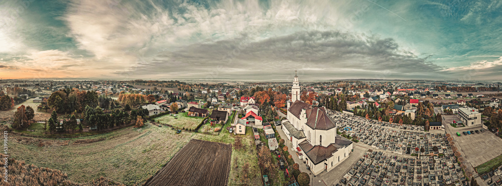 Gorzyce, nowoczesna wieś na Śląsku w Polsce panorama jesienią z lotu ptaka