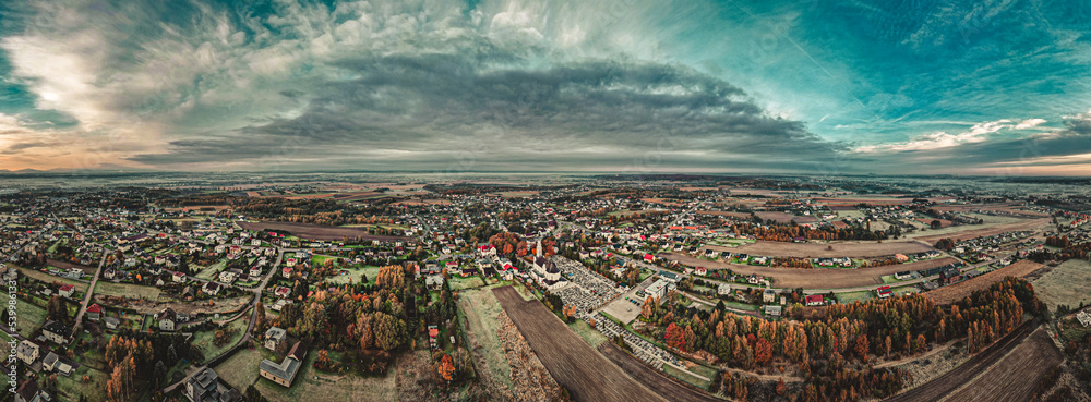Gorzyce, nowoczesna wieś na Śląsku w Polsce panorama jesienią z lotu ptaka