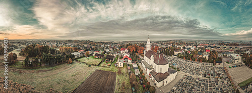 Obraz na płótnie Gorzyce, nowoczesna wieś na Śląsku w Polsce panorama jesienią z lotu ptaka w salonie